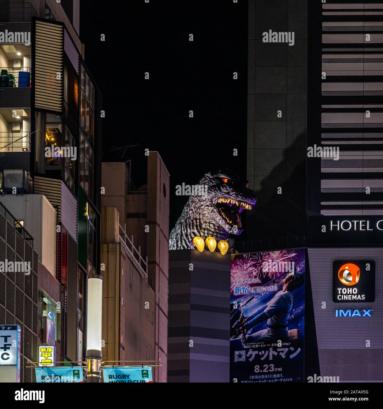 Tokyo, 13 agosto 2019 - Godzilla sul tetto che si affaccia sul quartiere di Shinjuku Foto Stock
