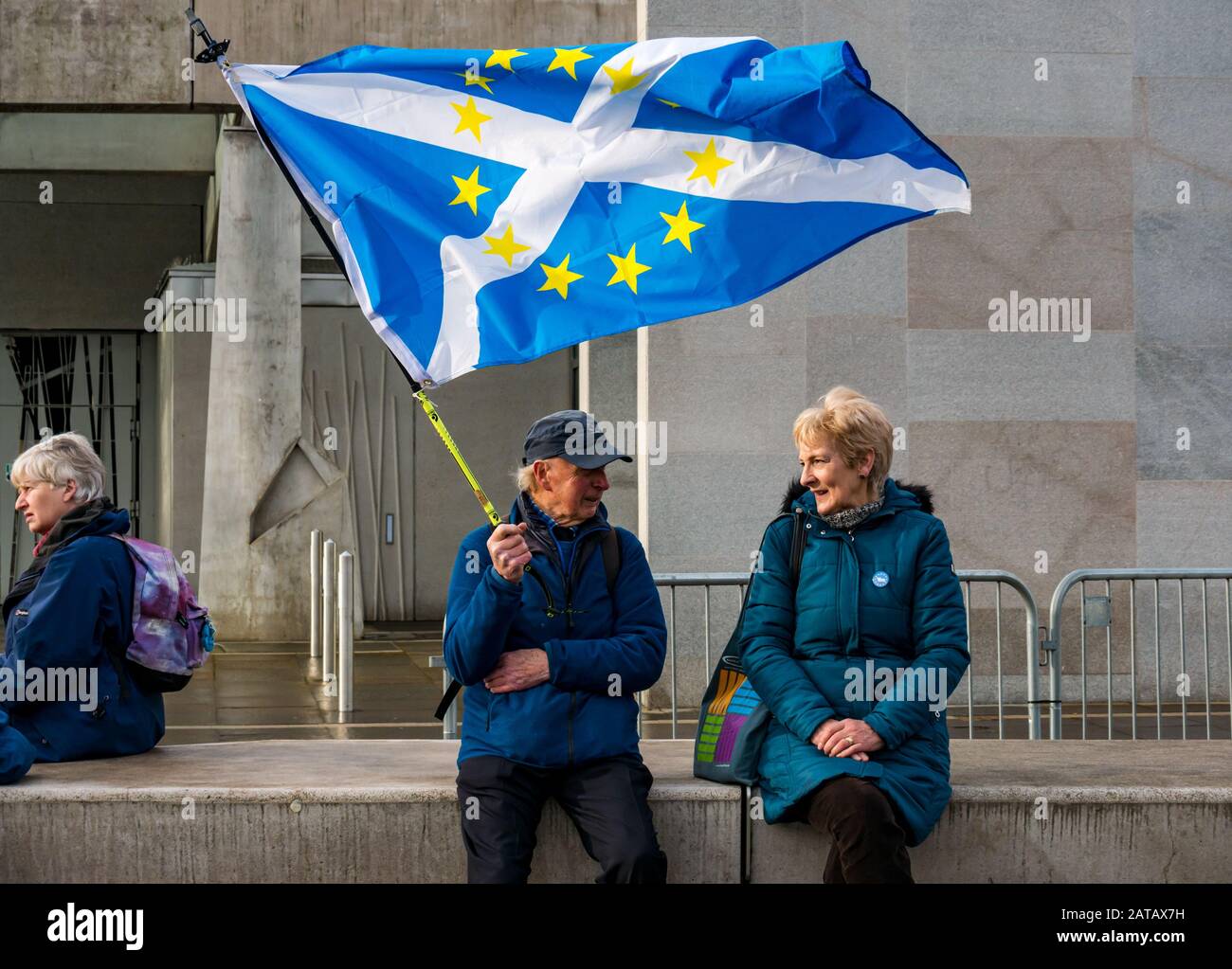 I manifestanti senior anti anti Brexit al parlamento scozzese con la bandiera europea e il saluto del giorno della Brexit, Holyrood, Edimburgo, Scozia, Regno Unito Foto Stock