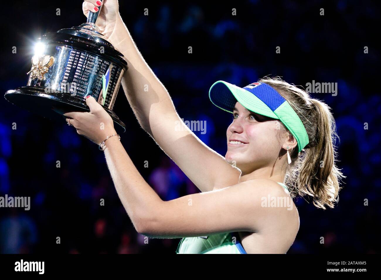 Melbourne, Australia. 01st Feb, 2020. Tennis: Grand Slam, Australian Open. Damn, singles, final, Kenin (USA) - Muguruza (Spagna). Sofia Kenin detiene il trofeo del vincitore. Merito: Frank Molter/Dpa/Alamy Live News Foto Stock