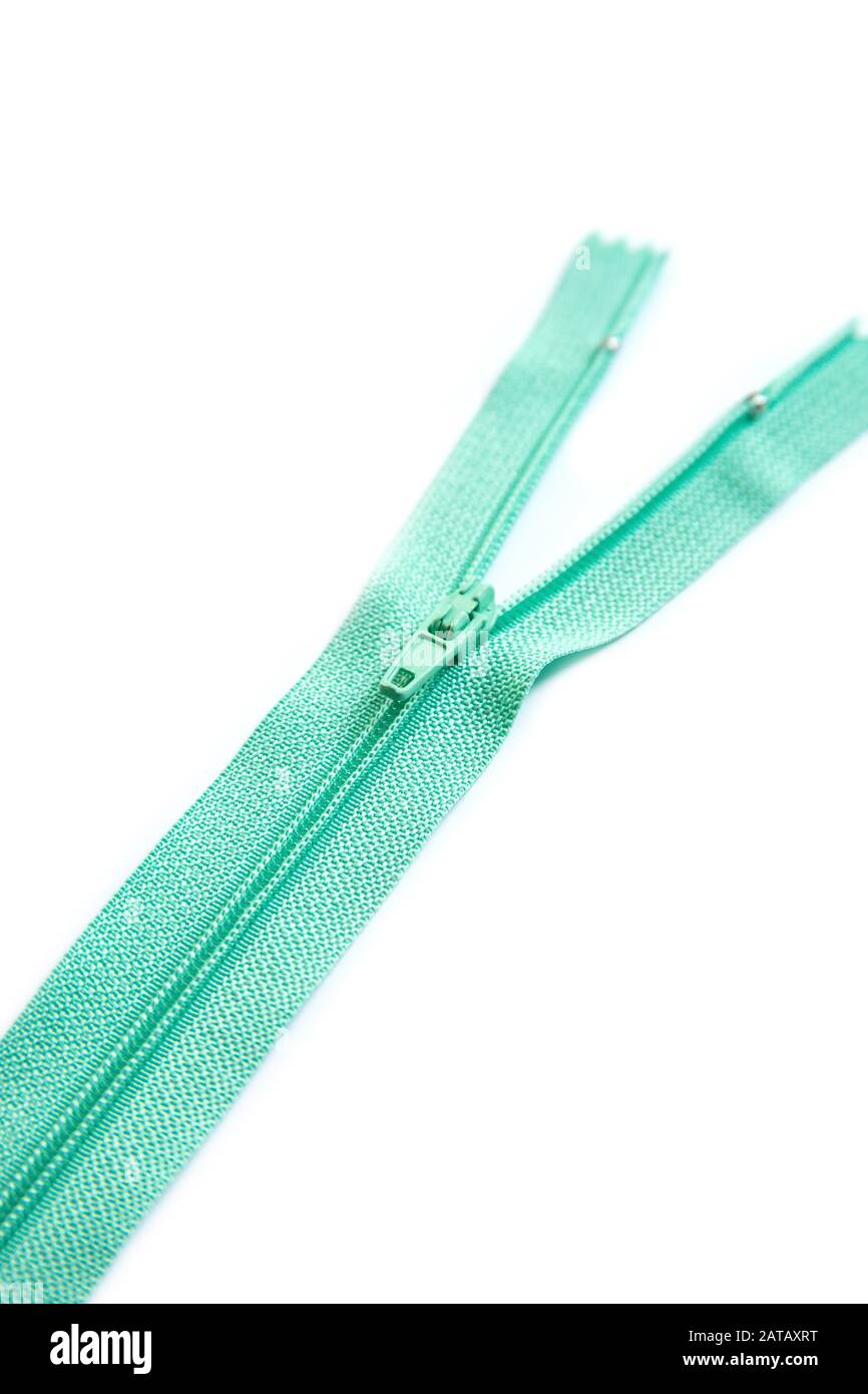 Zip verde isolata su sfondo bianco Foto Stock