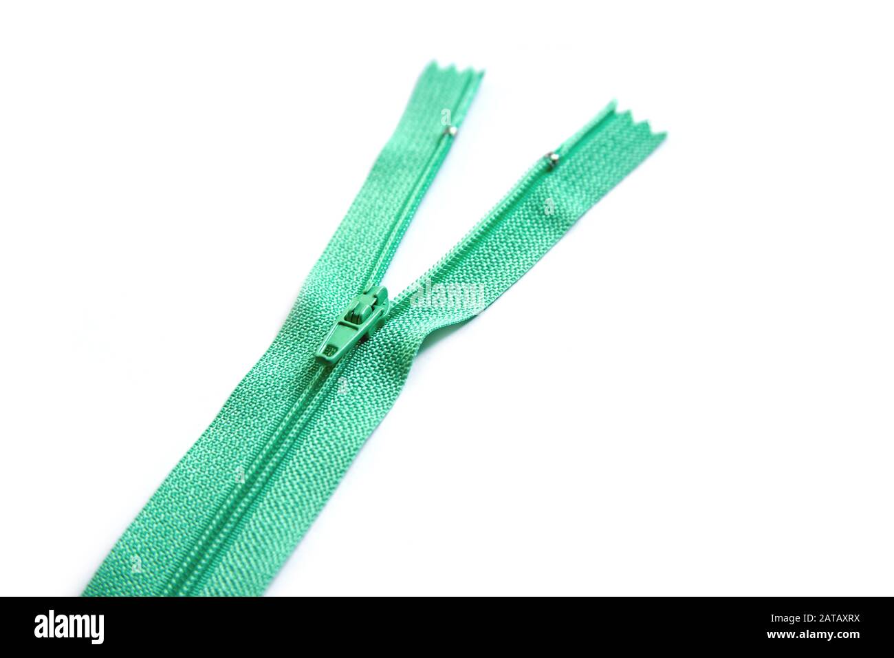 Zip verde isolata su sfondo bianco Foto Stock