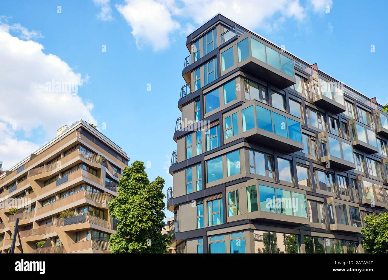 Moderne case di appartamenti grigi viste a Berlino, Germania Foto Stock