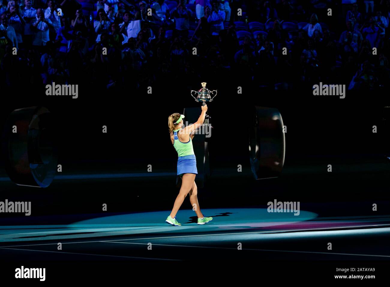 Melbourne, Australia. 01st Feb, 2020. Tennis: Grand Slam, Australian Open. Damn, singles, final, Kenin (USA) - Muguruza (Spagna). Sofia Kenin detiene il trofeo del vincitore. Merito: Frank Molter/Dpa/Alamy Live News Foto Stock
