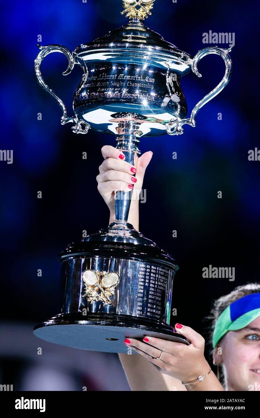 Melbourne, Australia. 01st Feb, 2020. Tennis: Grand Slam, Australian Open. Damn, singles, final, Kenin (USA) - Muguruza (Spagna). Sofia Kenin detiene il trofeo del vincitore. Merito: Frank Molter/Dpa/Alamy Live News Foto Stock