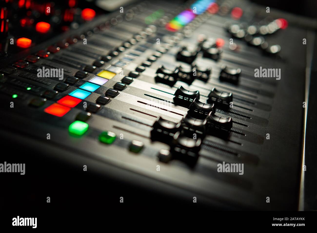 Apparecchiature per studi di registrazione. Console di mixaggio audio professionale. Foto Stock