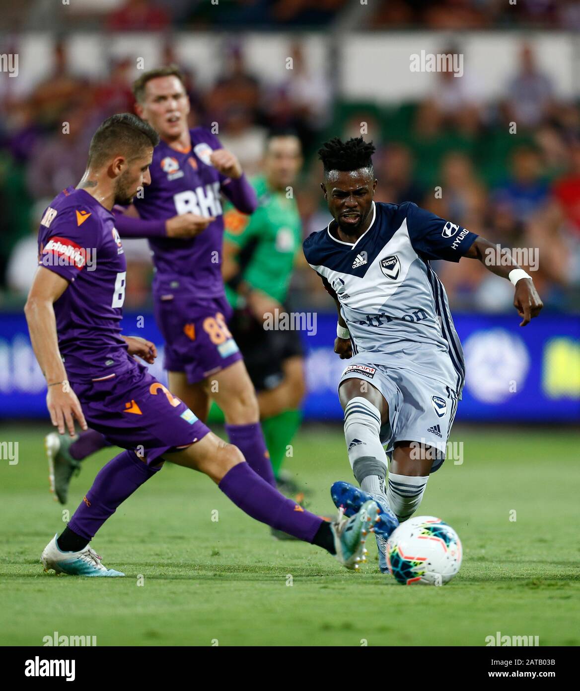 Perth, Australia. 01st Feb, 2020. 31st Febbraio 2020; HBF Park, Perth, Australia Occidentale, Australia; A League Football, Perth Glory Versus Melbourne Victory; Jake Brimmer of Perth Glory blocca il pass di Elvis Kamsoba di Melbourne Victory Credit: Action Plus Sports Images/Alamy Live News Foto Stock