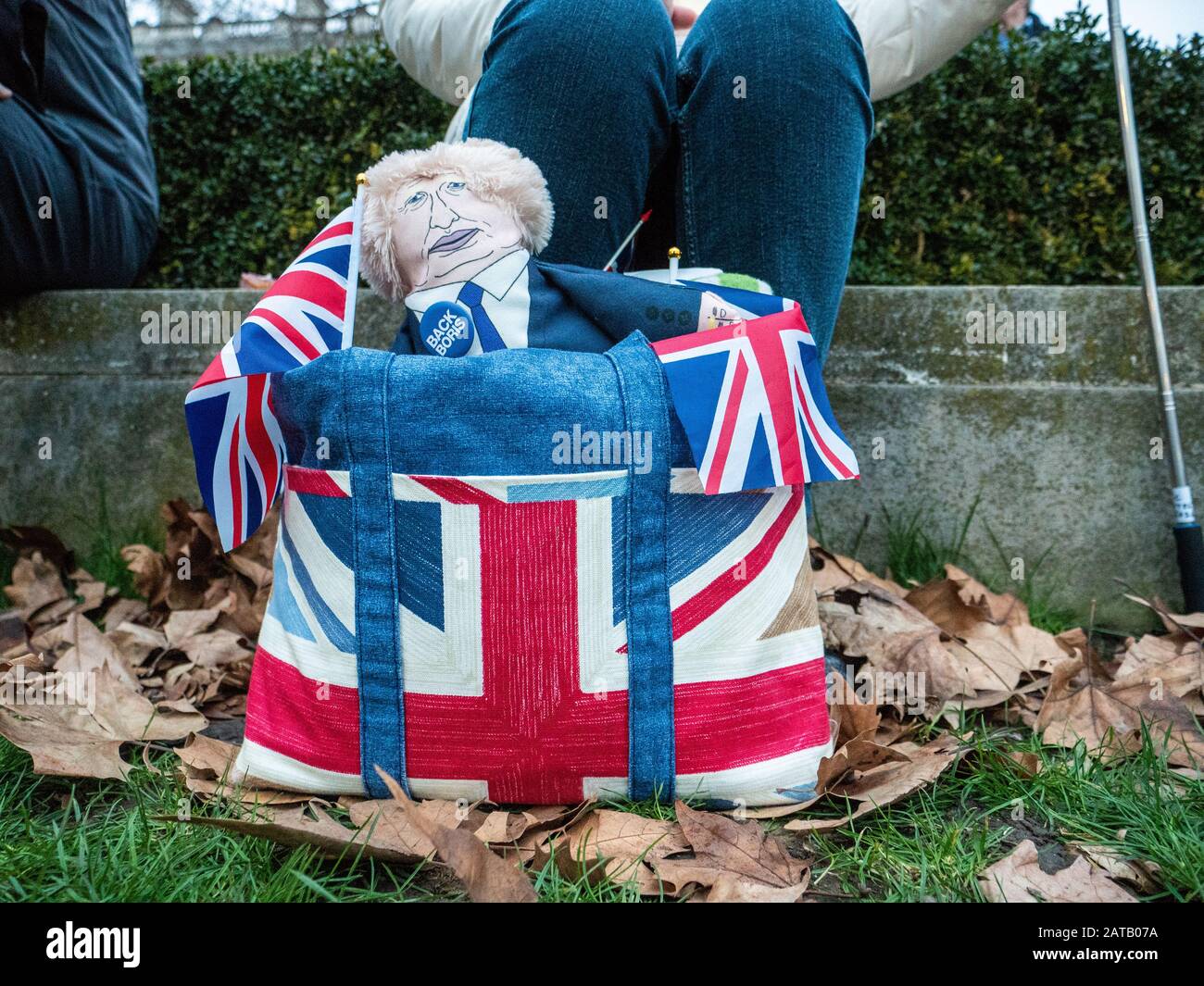 Il giorno della Brexit 31st gennaio 2020 nella piazza del Parlamento, Londra, Inghilterra. Un burattinaio/bambola Boris Johnson può essere sborsato da una borsa. Foto Stock