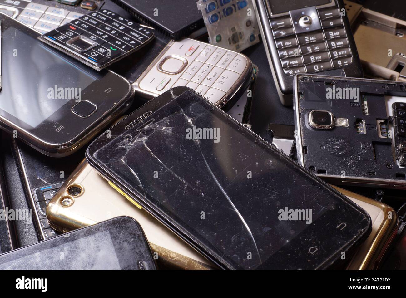 Scarti elettronici. Diversi telefoni e smartphone non sono adatti per la riparazione. Foto Stock