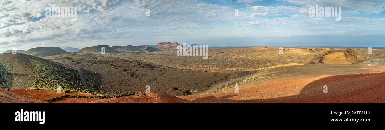 Magnifica vista panoramica del parco vulcanico Timanfaya conosciuto come Montagne di fuoco, Lanzarote, Isole Canarie, Spagna Foto Stock