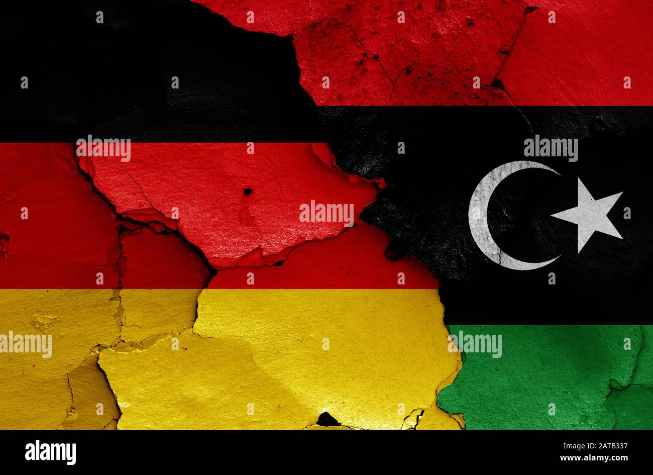 Bandiere di Germania e Libia dipinte su pareti incrinate Foto Stock