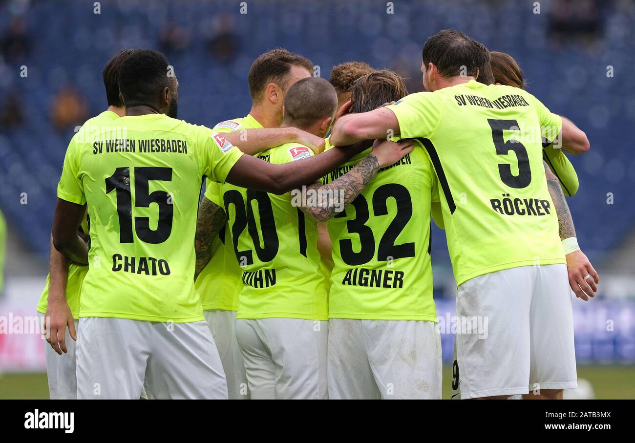 01 febbraio 2020, Bassa Sassonia, Hannover: Calcio: 2nd Bundesliga, 20th matchday: Hannover 96 - SV Wehen Wiesbaden nella HDI Arena di Hannover. Stefan Aigner di Wiesbaden (3rd da destra, 32) acclama il suo obiettivo per lo 0:1 contro Hannover 96 con i suoi compagni di squadra. Foto: Peter Steffen/dpa - NOTA IMPORTANTE: In conformità con le norme del DFL Deutsche Fußball Liga e del DFB Deutscher Fußball-Bund, è vietato sfruttare o sfruttare nello stadio e/o dal gioco fotografato sotto forma di immagini di sequenza e/o serie fotografiche video-simili. Foto Stock