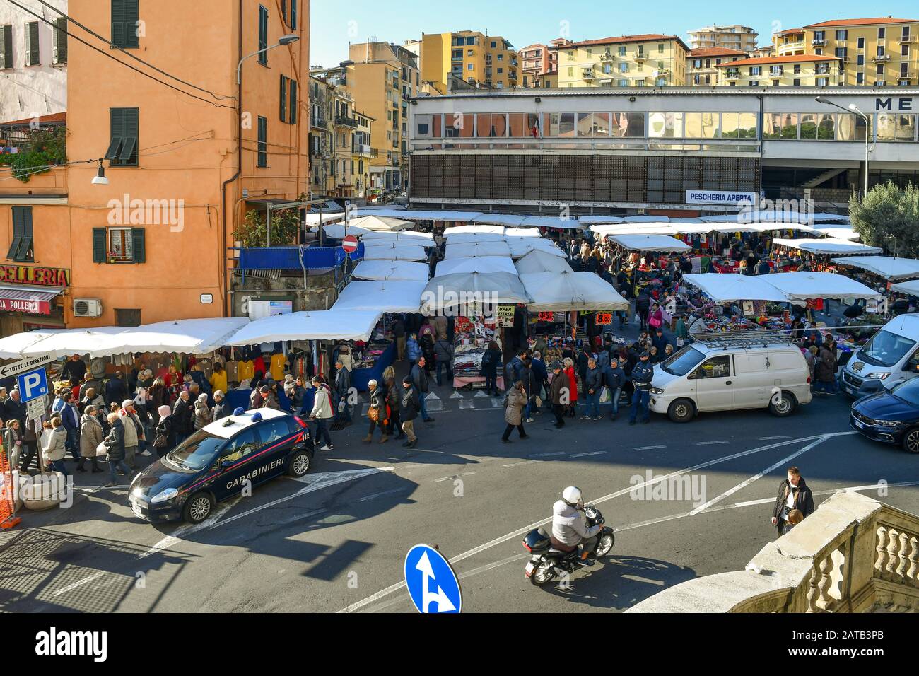 Vista sopraelevata del mercato di strada affollato nel centro di Sanremo nella Riviera dei Fiori in una soleggiata giornata invernale, Imperia, Liguria, Italia Foto Stock