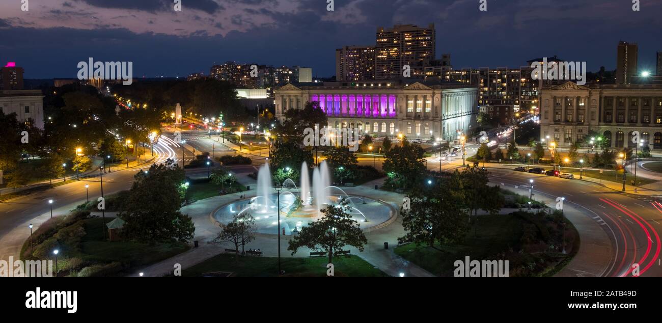 Philadelphia, PENNSYLVANIA - 2 OTTOBRE 2019: Una lunga esposizione serale del traffico intorno a Logan Square con il Museo d'Arte sullo sfondo Foto Stock