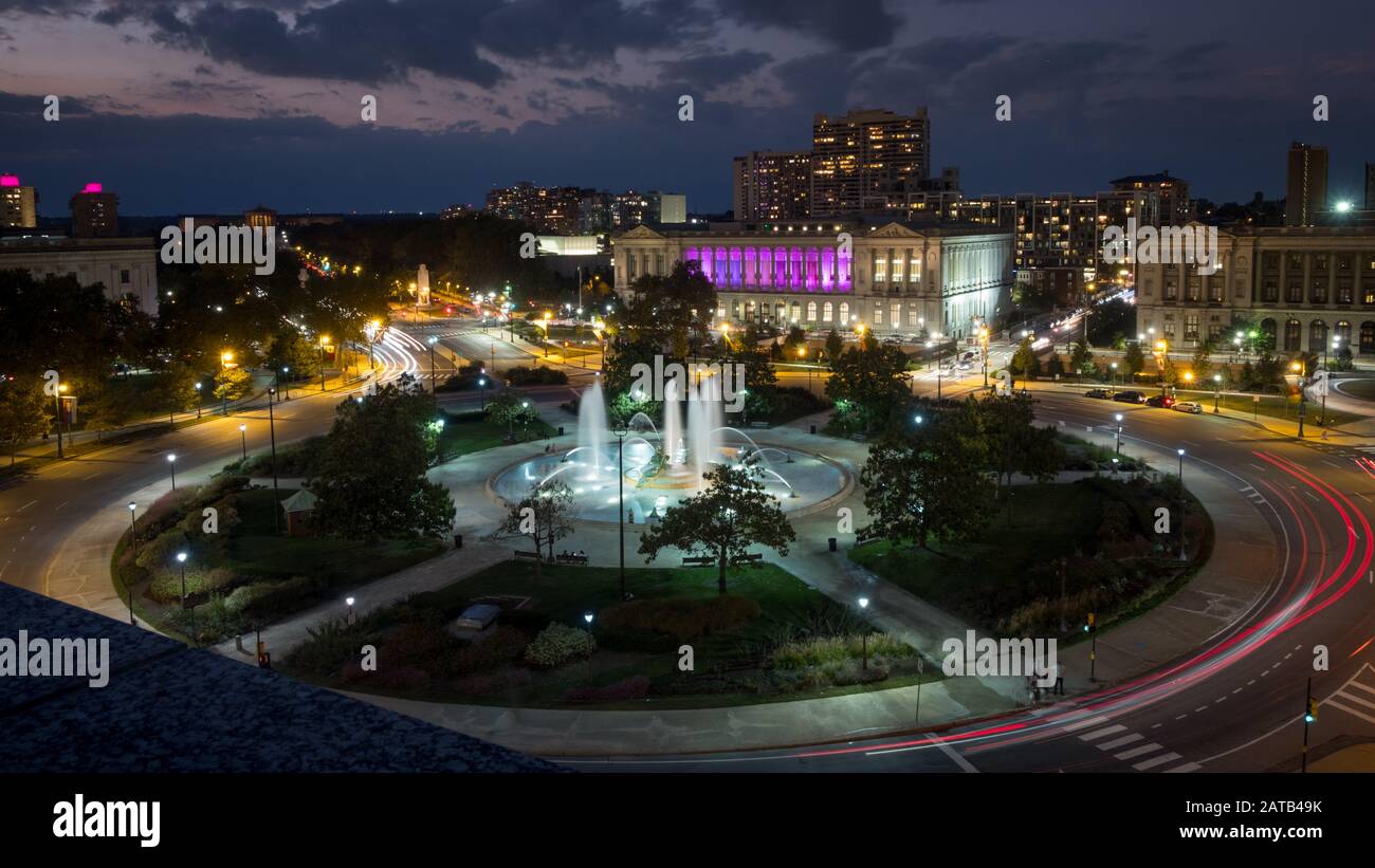 Philadelphia, PENNSYLVANIA - 2 OTTOBRE 2019: Una lunga esposizione serale del traffico intorno a Logan Square con il Museo d'Arte sullo sfondo Foto Stock