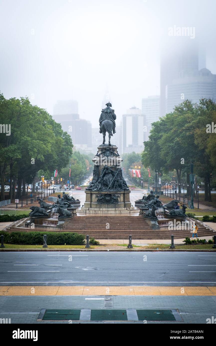 PHILADELPHIA. Pennsylvania - 3 ottobre 2019: Nebbia e pioggia creano una tranquilla giornata di lavoro nel centro di Philadelphia Foto Stock