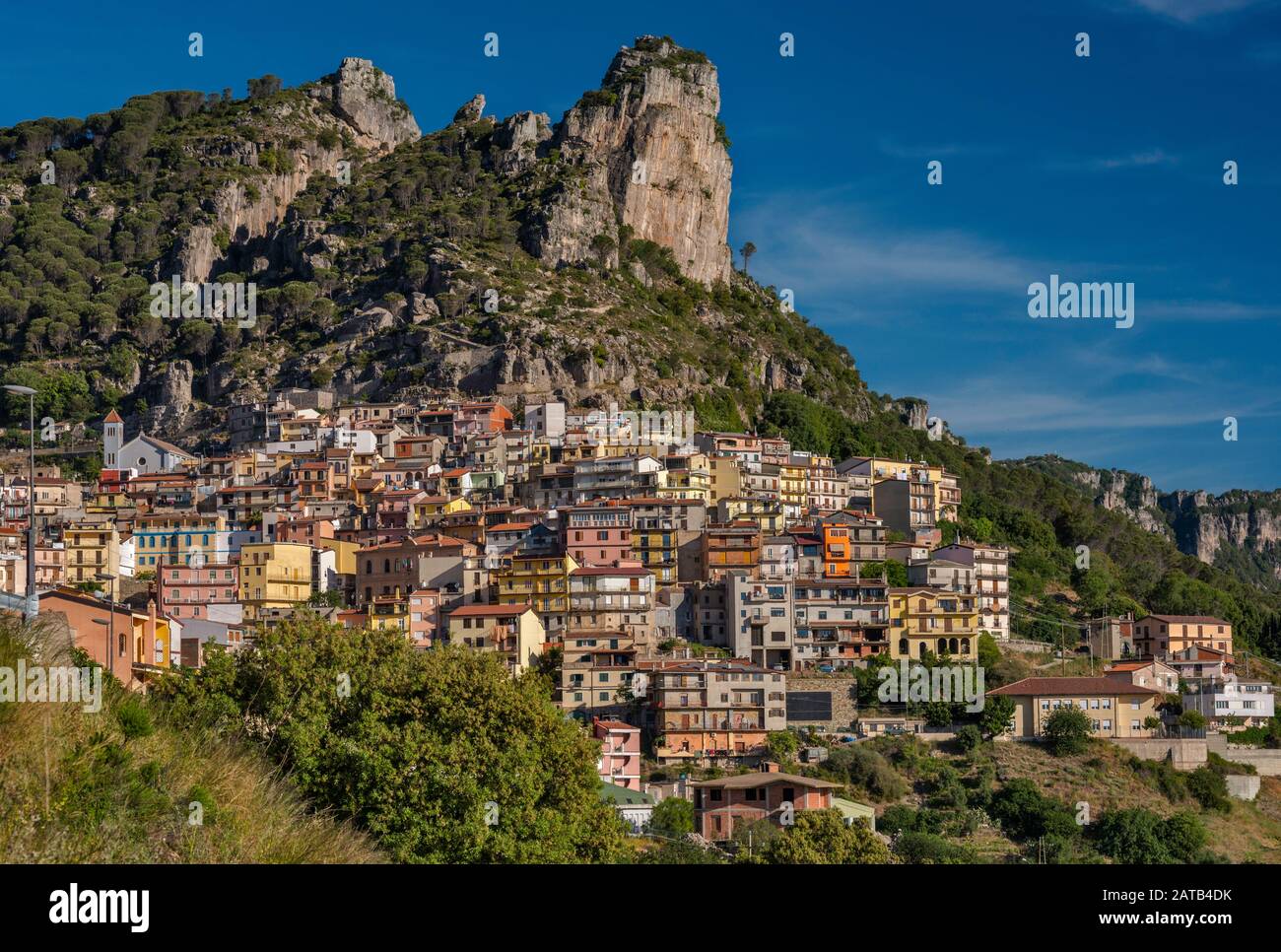 Spettacolari rocce tacchi sulla città di Ulassai, regione dell'Ogliastra, provincia di Nuoro, Sardegna, Italia Foto Stock