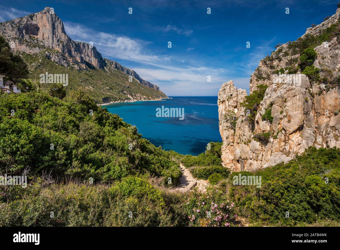 Massiccio di Punta Giradili, vista da Punta Pedra Longa, Costa di Levante, Costa del Tirreno, regione Ogliastra, provincia di Nuoro, Sardegna, Italia Foto Stock