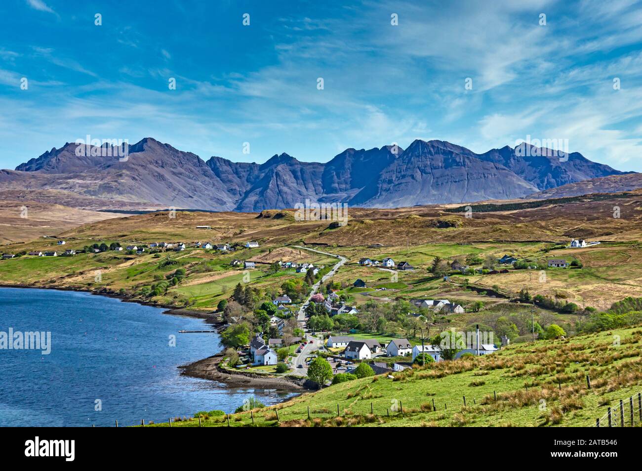 Le colline Cuillin sull'Isola di Skye Inner Hebrides Highland Scotland visto dall'alto villaggio di Carbost sul Loch Harport Foto Stock