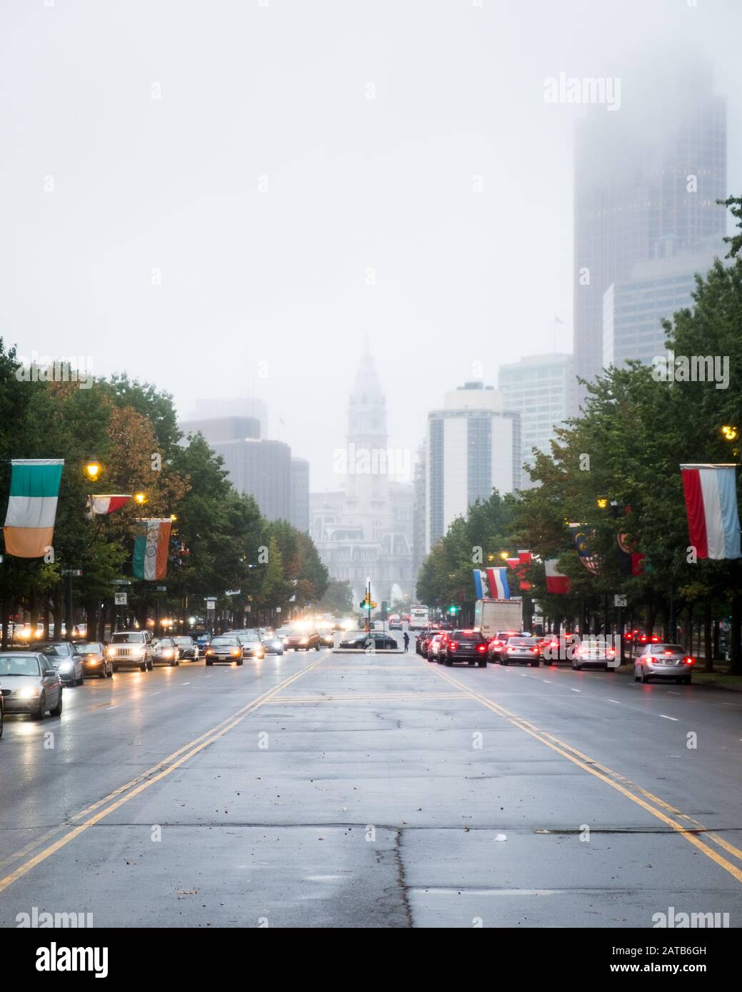 PHILADELPHIA. Pennsylvania - 3 ottobre 2019: Nebbia e pioggia creano una tranquilla giornata di lavoro nel centro di Philadelphia Foto Stock