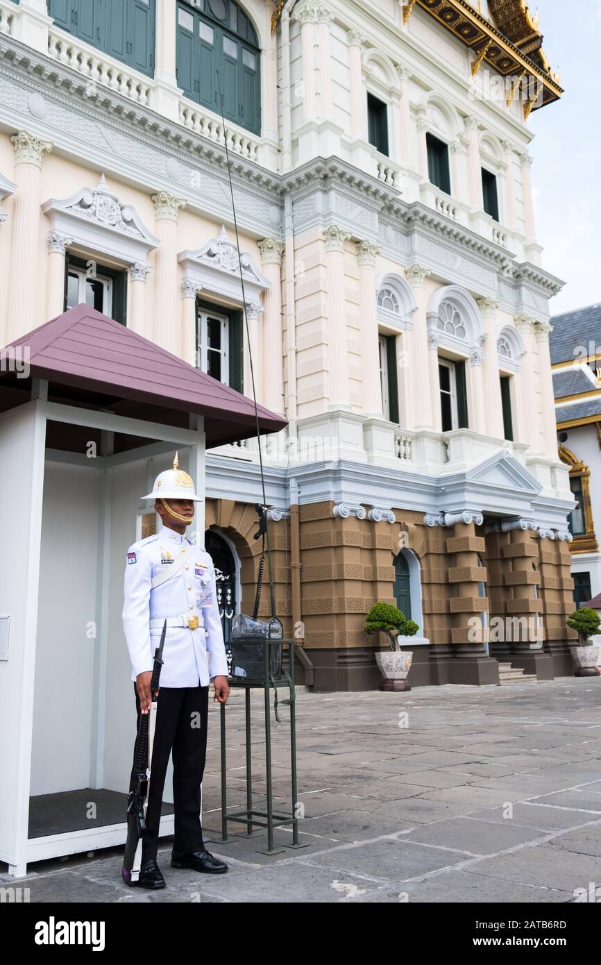 Bangkok, THAILANDIA - 27 MAGGIO 2019: Guardia reale delle forze Armate del re Thai stanza presso il Grand Palace di Bangkok, Thailandia Foto Stock
