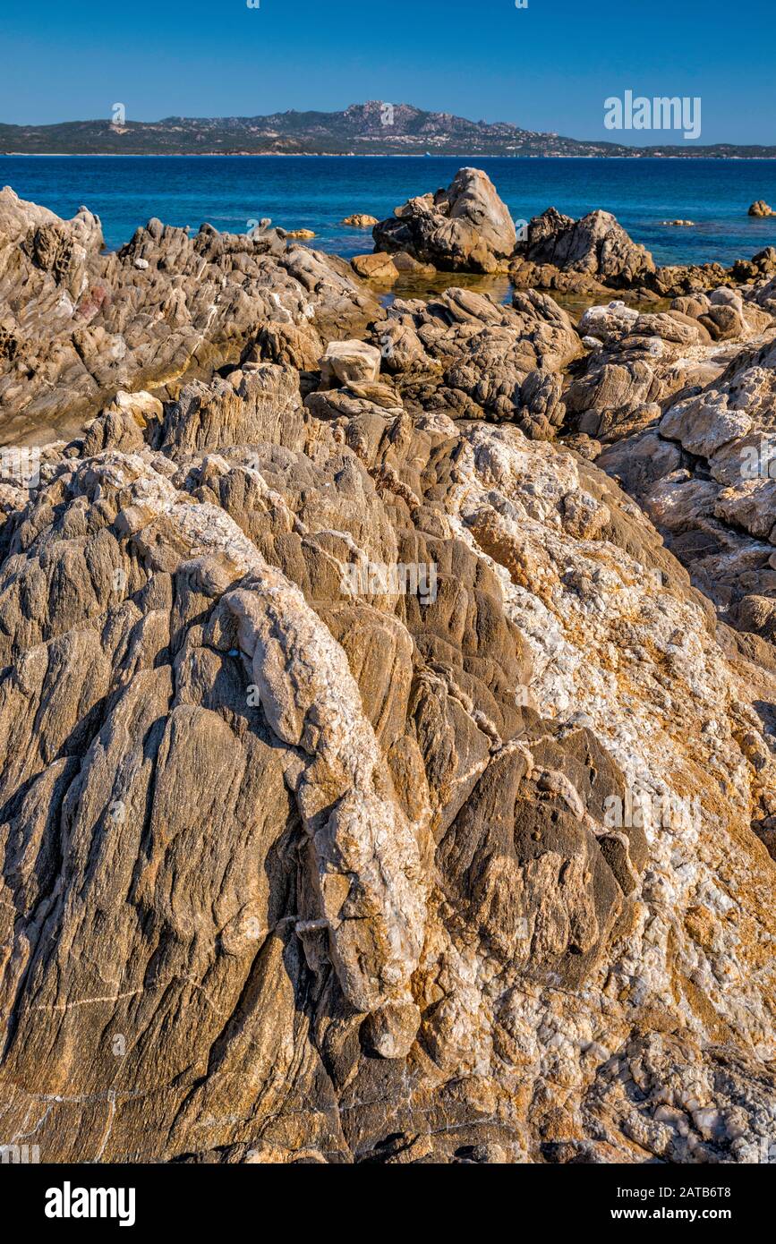 Vene quarzite in rocce calcaree in spiaggia a Golfo di Olbia, vicino a Porto Rotondo, Costa Smeralda, Mar Mediterraneo, Sardegna, Italia Foto Stock