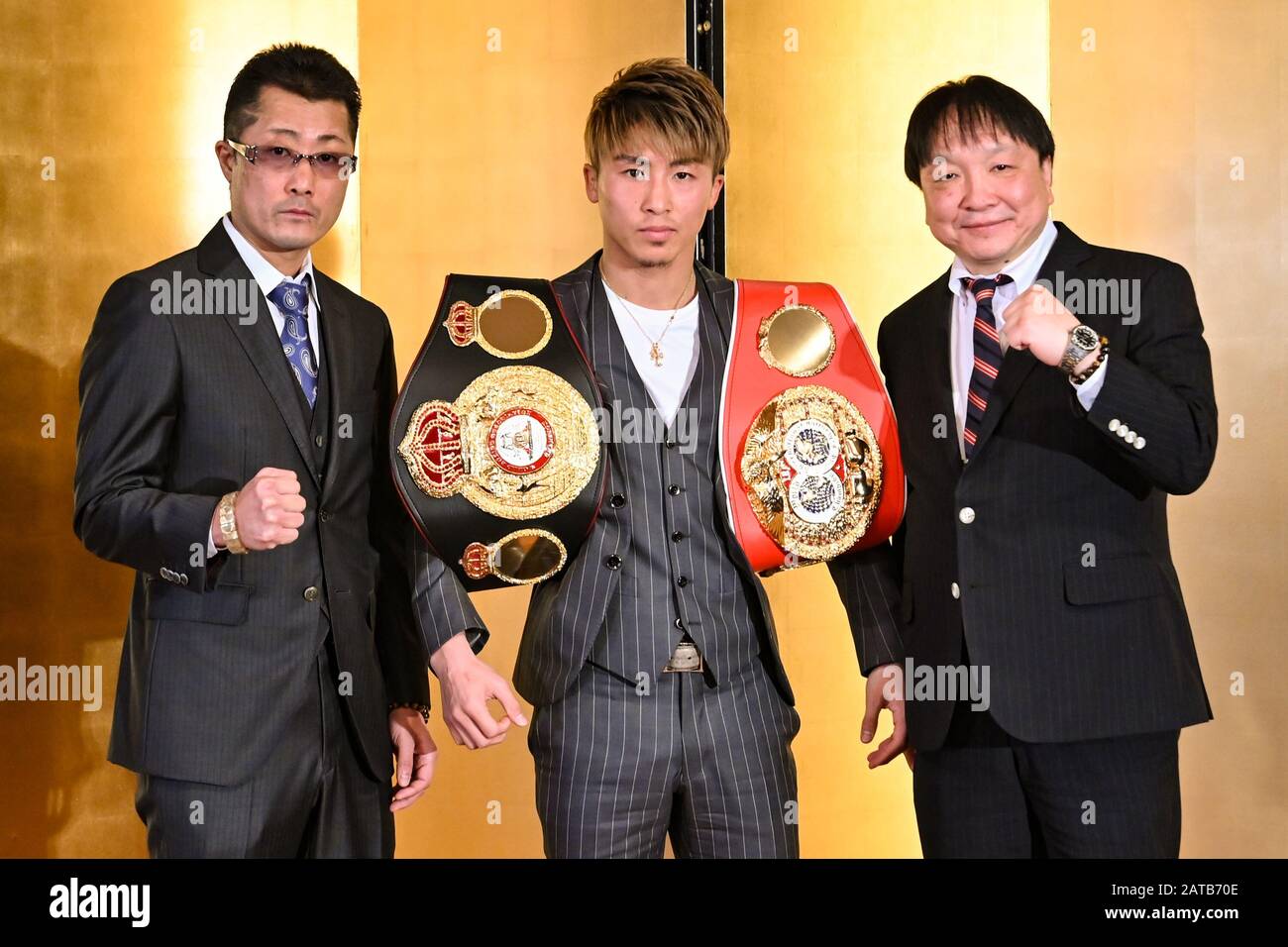 Tokyo, Giappone, Il 31 Gennaio 2020. 31st Gen 2020. (L-R) Shingo Inoue, Naoya Inoue, Hideyuki Ohashi Boxing : Naoya Inoue del Giappone pone con il suo allenatore e padre Shingo Inoue Ohashi, presidente della palestra di boxing Hideyuki Ohashi durante una conferenza stampa per annunciare il suo WBA (Super), IBF, E WBO bantamweight titoli che si terrà il 25 aprile a Mandalay Bay Resort & Casino a Las Vegas, Nevada, Stati Uniti, presso l'Hotel Grand Palace a Tokyo, Giappone, il 31 gennaio 2020 . Credito: Hiroaki Yamaguchi/Aflo/Alamy Live News Foto Stock