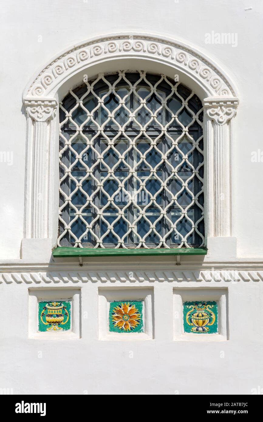Pskov, frammento della facciata della Cattedrale della Santissima Trinità, finestre e decorazioni piastrelle, speciale stile Pskov Foto Stock