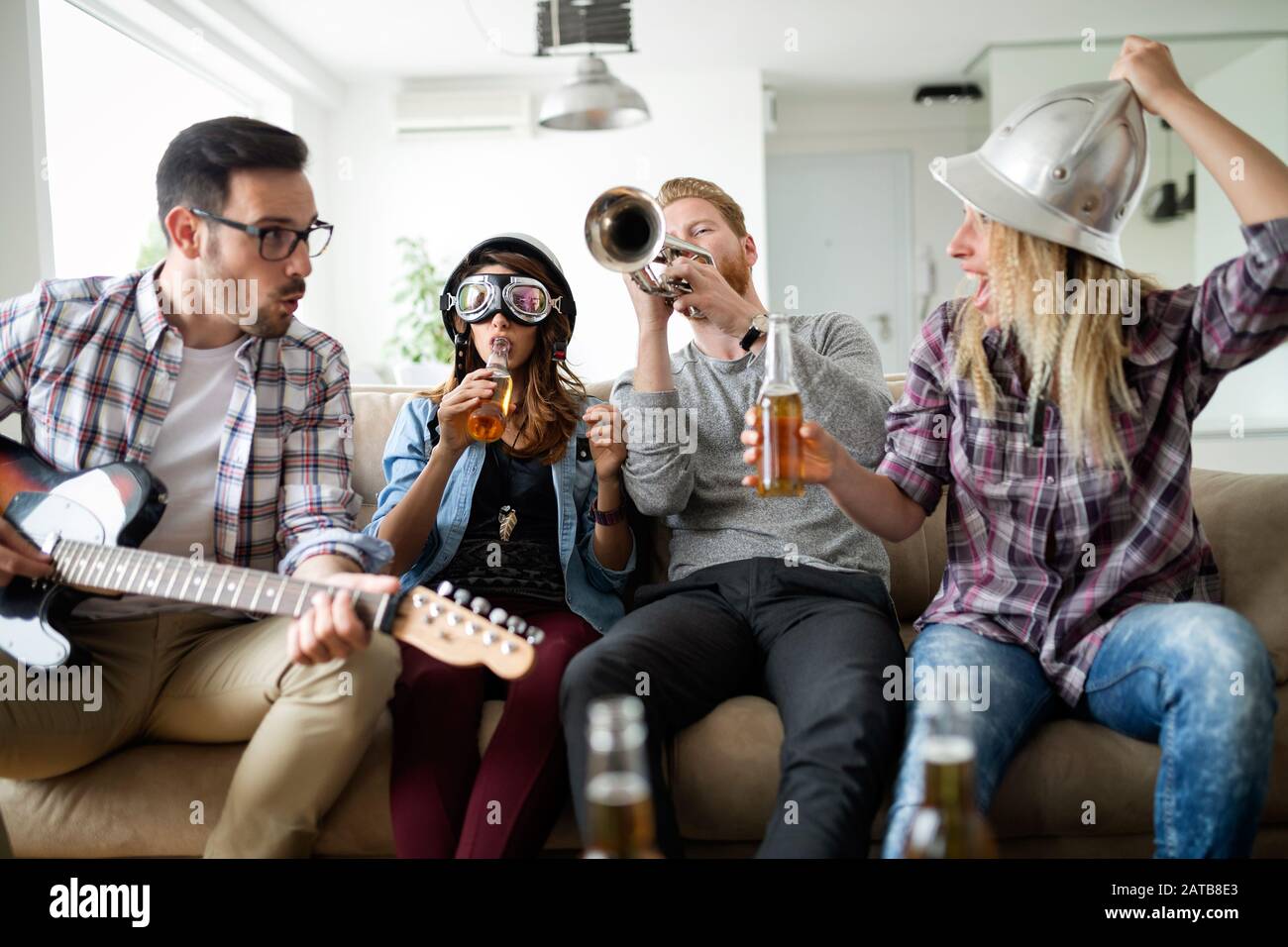 Un gruppo di giovani amici divertendosi insieme e giocare in banda musicale Foto Stock