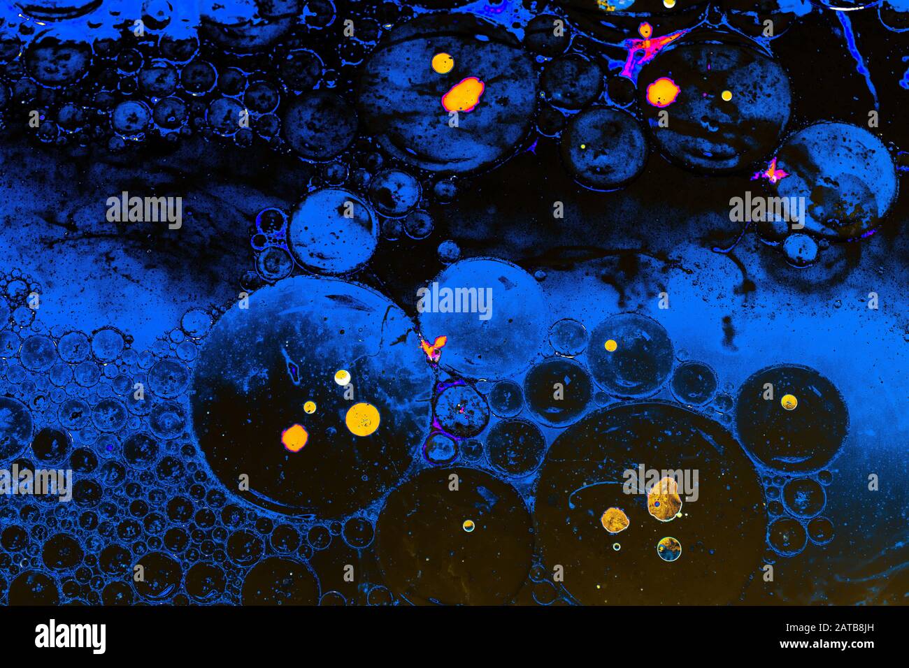 Macro shot di acqua olio sotto forma di emulsione sfondo astratto Foto Stock