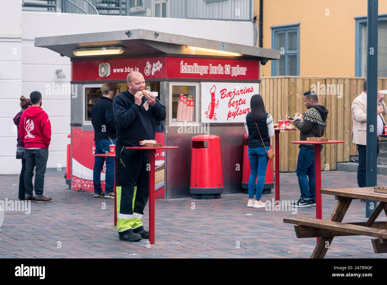 Reykjavik, ISLANDA - 29 AGOSTO 2019: Persone che mangiano hot dog al banco del cane caldo di Baejarins Beztu Pylsur Foto Stock
