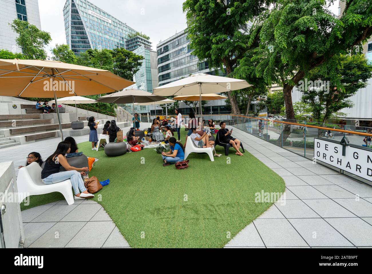 Singapore, Gennaio 2020. Persone che si rilassano in Design Orchard Foto Stock