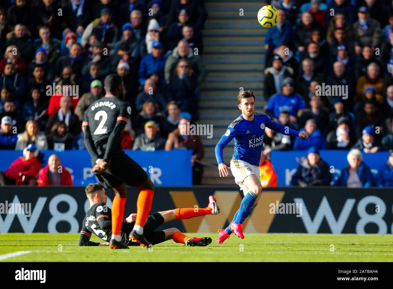 1st febbraio 2020; King Power Stadium, Leicester, Midlands, Inghilterra; inglese Premier League Football, Leicester City contro Chelsea; ben Chilwell di Leicester City guarda il suo tiro di scappamento andare per il secondo gol della sua squadra dopo 64 minuti (2-1) - Solo Per Uso strettamente editoriale. Nessun utilizzo con audio, video, dati, elenchi di fixture, logo club/campionato o servizi "live" non autorizzati. Uso on-line in-match limitato a 120 immagini, senza emulazione video. Non utilizzare in scommesse, giochi o singole pubblicazioni club/campionato/giocatore Foto Stock