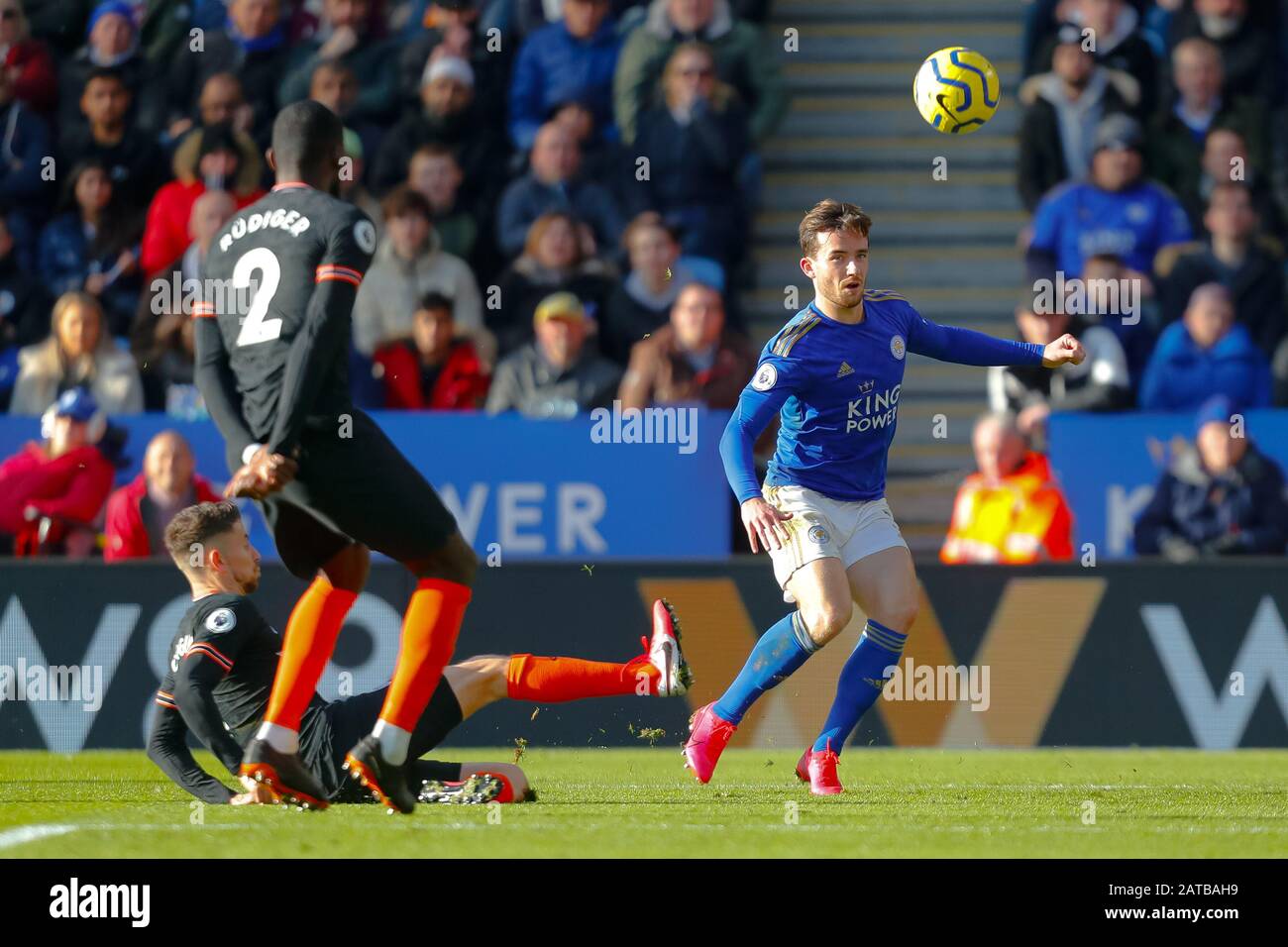 1st febbraio 2020; King Power Stadium, Leicester, Midlands, Inghilterra; inglese Premier League Football, Leicester City contro Chelsea; ben Chilwell di Leicester City guarda il suo tiro di scappamento andare per il secondo gol della sua squadra dopo 64 minuti (2-1) - Solo Per Uso strettamente editoriale. Nessun utilizzo con audio, video, dati, elenchi di fixture, logo club/campionato o servizi "live" non autorizzati. Uso on-line in-match limitato a 120 immagini, senza emulazione video. Non utilizzare in scommesse, giochi o singole pubblicazioni club/campionato/giocatore Foto Stock