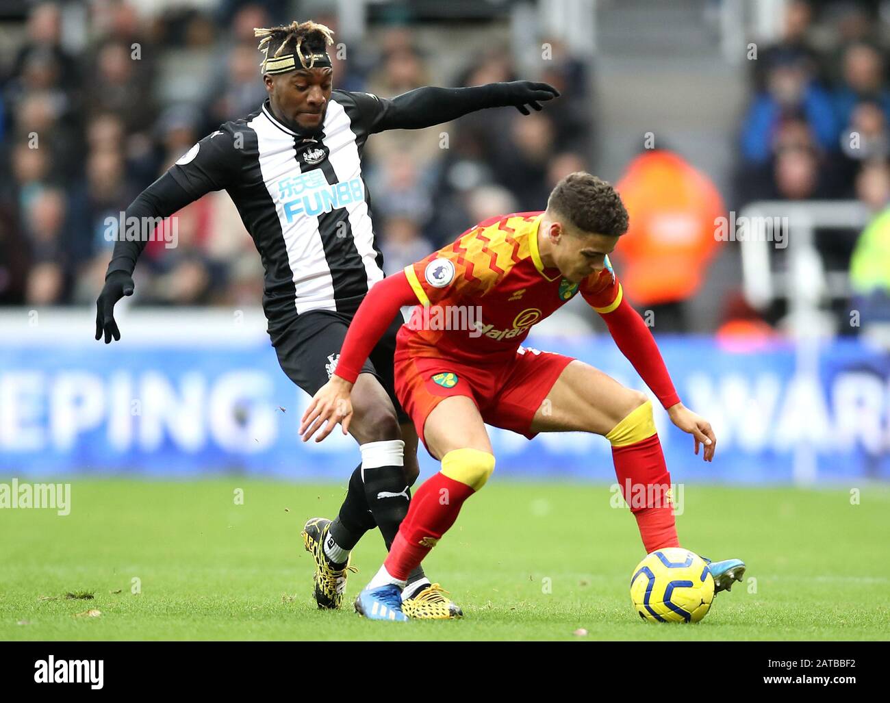 Allan Saint-Maximin (a sinistra) del Newcastle United e Christoph Zimmermann di Norwich City combattono per la palla durante la partita della Premier League al St James' Park di Newcastle. Foto Stock