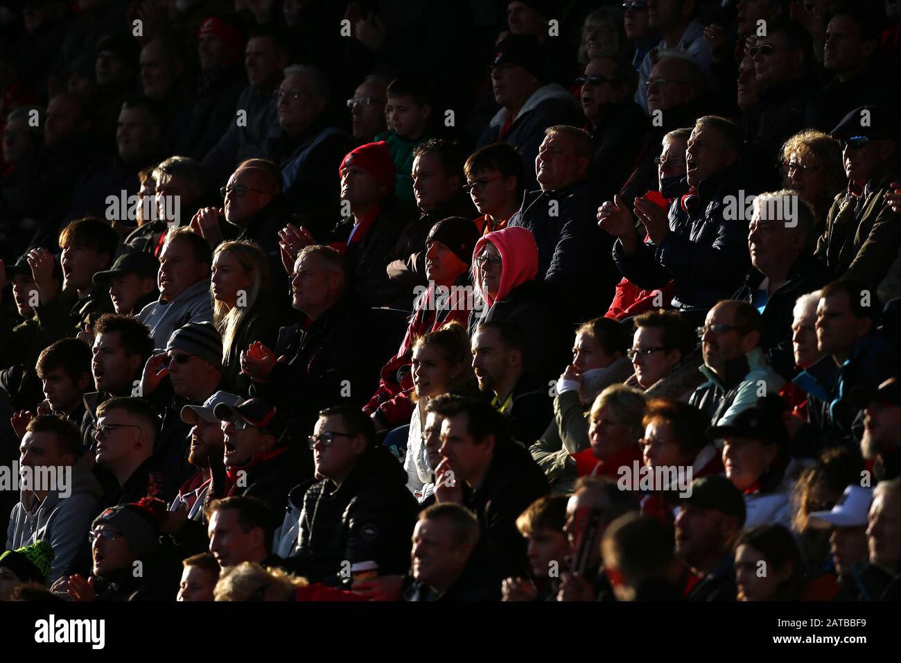 I fan guardano l'azione di gioco negli stand durante la partita della Premier League al Vitality Stadium, Bournemouth. Foto Stock