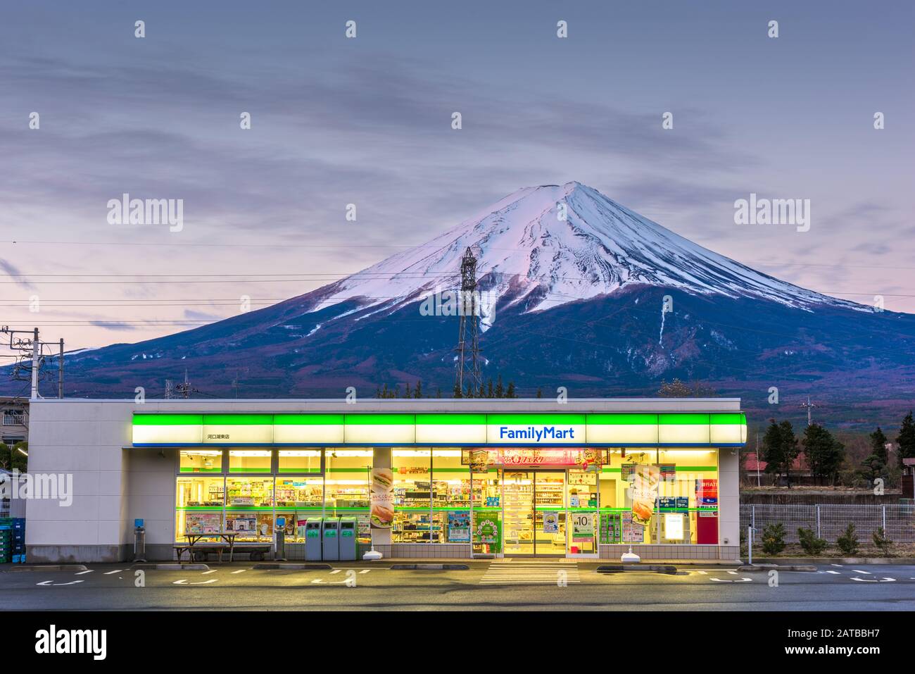 Fujikawaguchiko, YAMANASHI, GIAPPONE - 12 APRILE 2017: Minimarket FamilyMart sotto Mt. Fuji. FamilyMart è il secondo negozio di articoli per la comodità Foto Stock