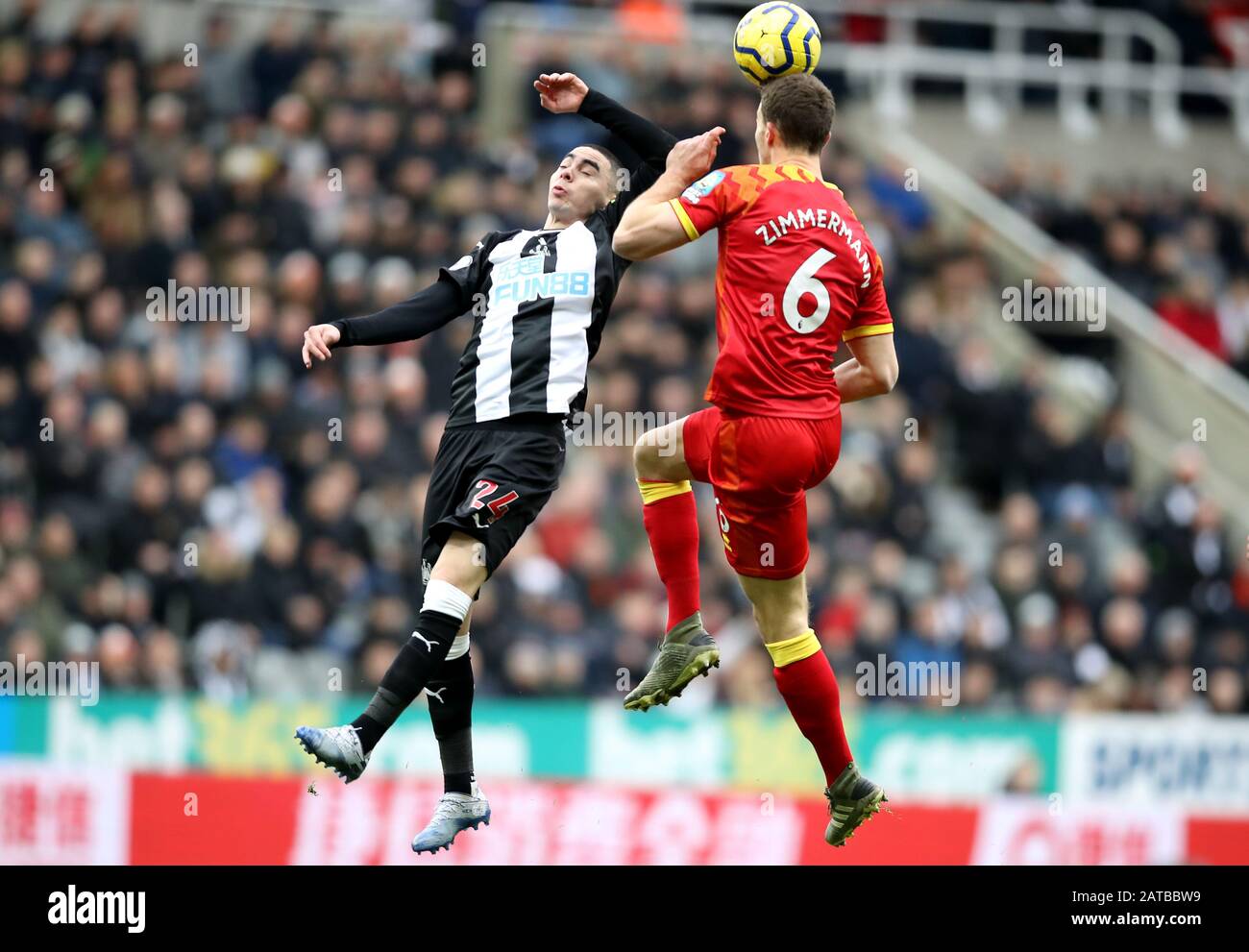 Miguel Almiron (a sinistra) e Christoph Zimmermann della città di Norwich durante la partita della Premier League al St James' Park di Newcastle. Foto Stock