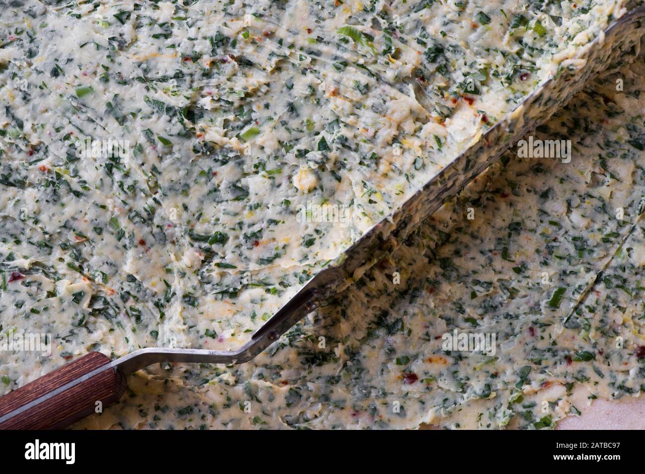 Burro erato spalmato su pasta per Babka Foto Stock