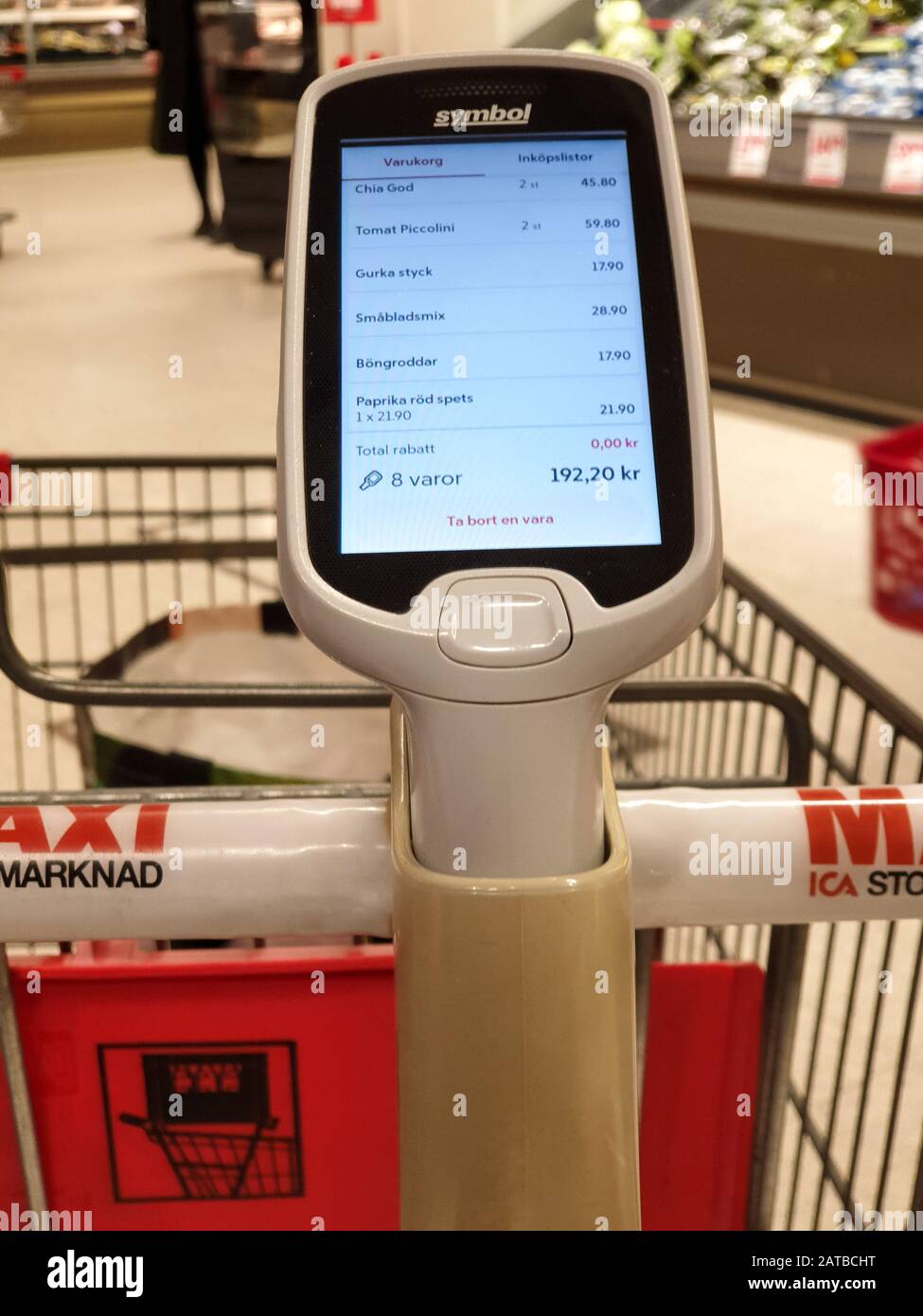 Malmö, Svezia - 1 febbraio 2020: Il negozio di alimentari ICA Maxi ha aggiornato il firmware dello scanner manuale che le persone utilizzano per acquistare più velocemente Foto Stock