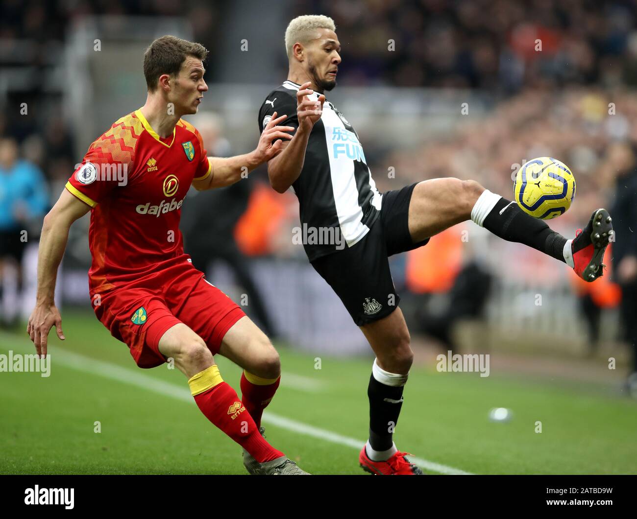 Christoph Zimmermann di Norwich City (a sinistra) e Joelinton di Newcastle United si sono schierati per la palla durante la partita della Premier League al St James' Park di Newcastle. Foto Stock