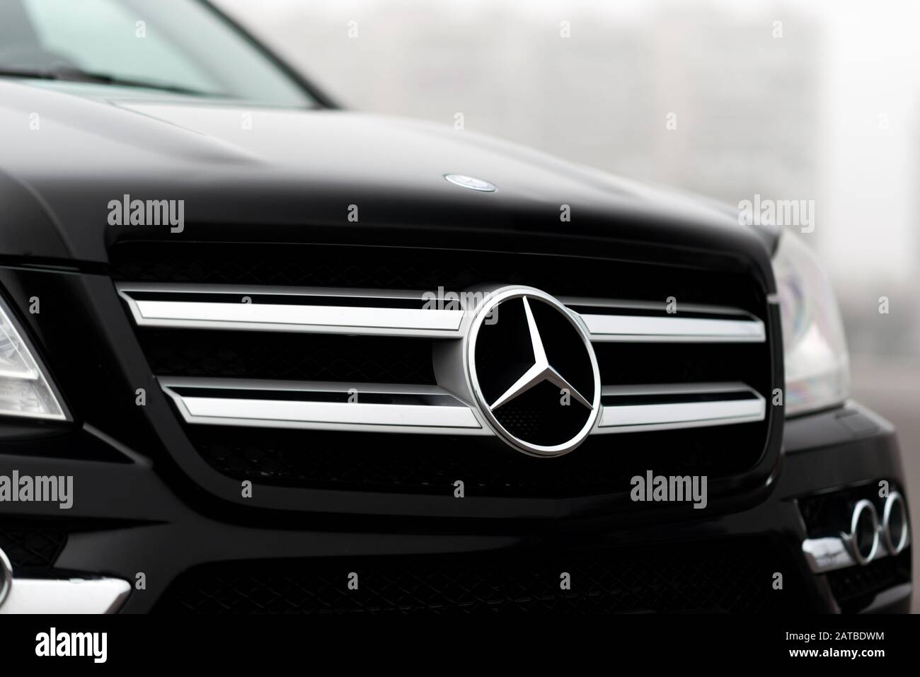 Kiev, Ucraina - Gennaio 28th, 2020: Primo piano logo nero Mercedes su una strada di primo piano Foto Stock