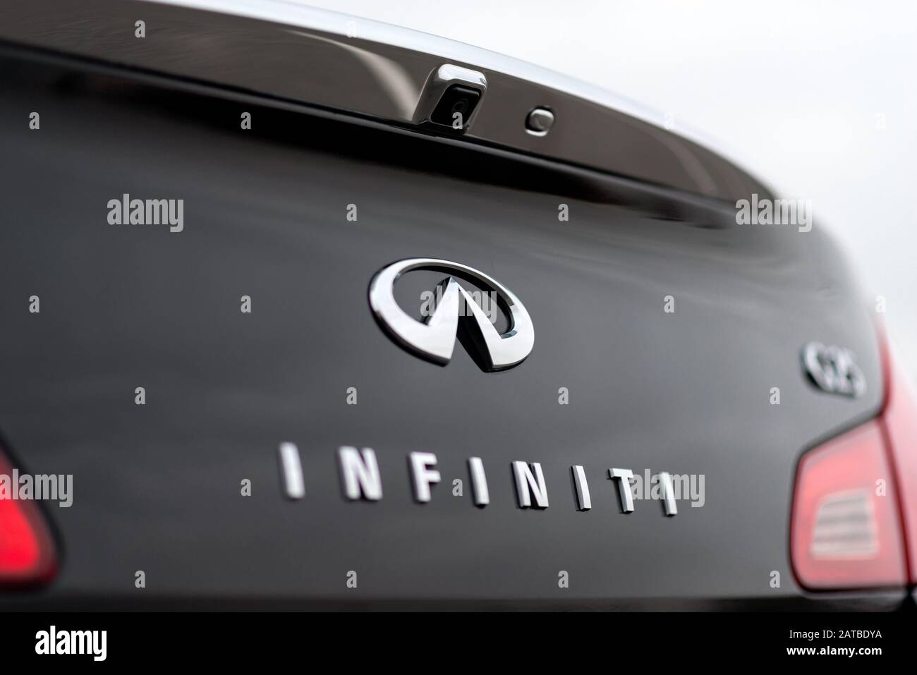 Kiev, Ucraina - Gennaio 28th, 2020: Closeup logo Infiniti auto con soft-focus e sopra la luce sullo sfondo Foto Stock