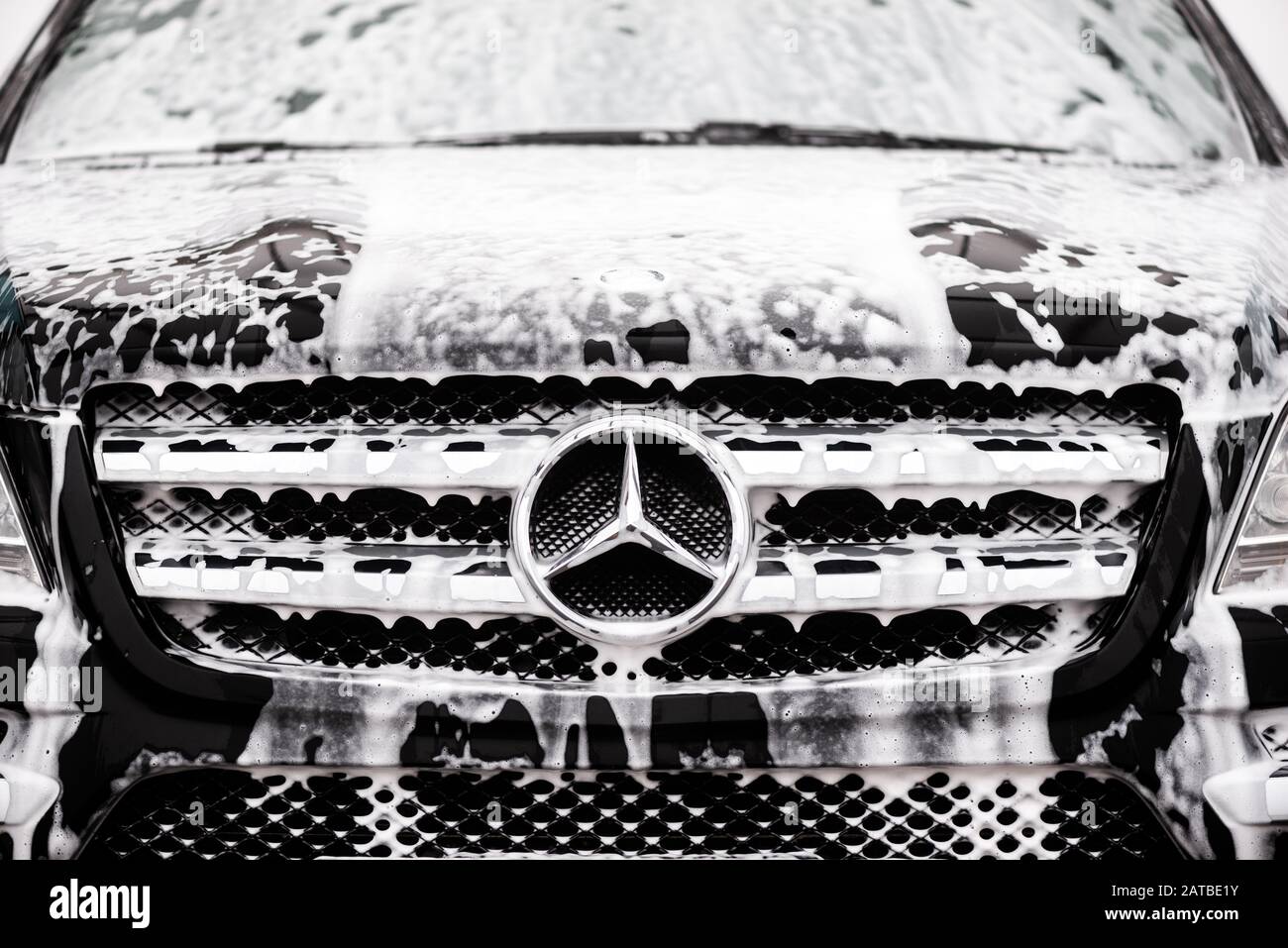 Kiev, Ucraina - Gennaio 28th, 2020: Autolavaggio, logo Mercedes marchio aziendale di fronte alla vettura nera. Foto Stock
