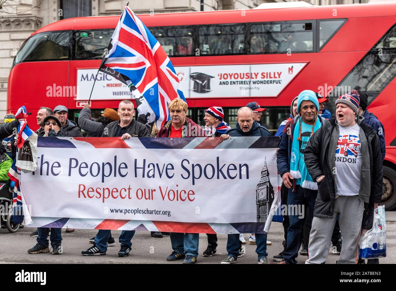 I sostenitori della Brexit arrabbiati che cantano messaggi anti-Europa a favore dei rimanenti UE il giorno della Brexit, 31 gennaio 2020, a Londra, Regno Unito. La gente ha parlato banner Foto Stock