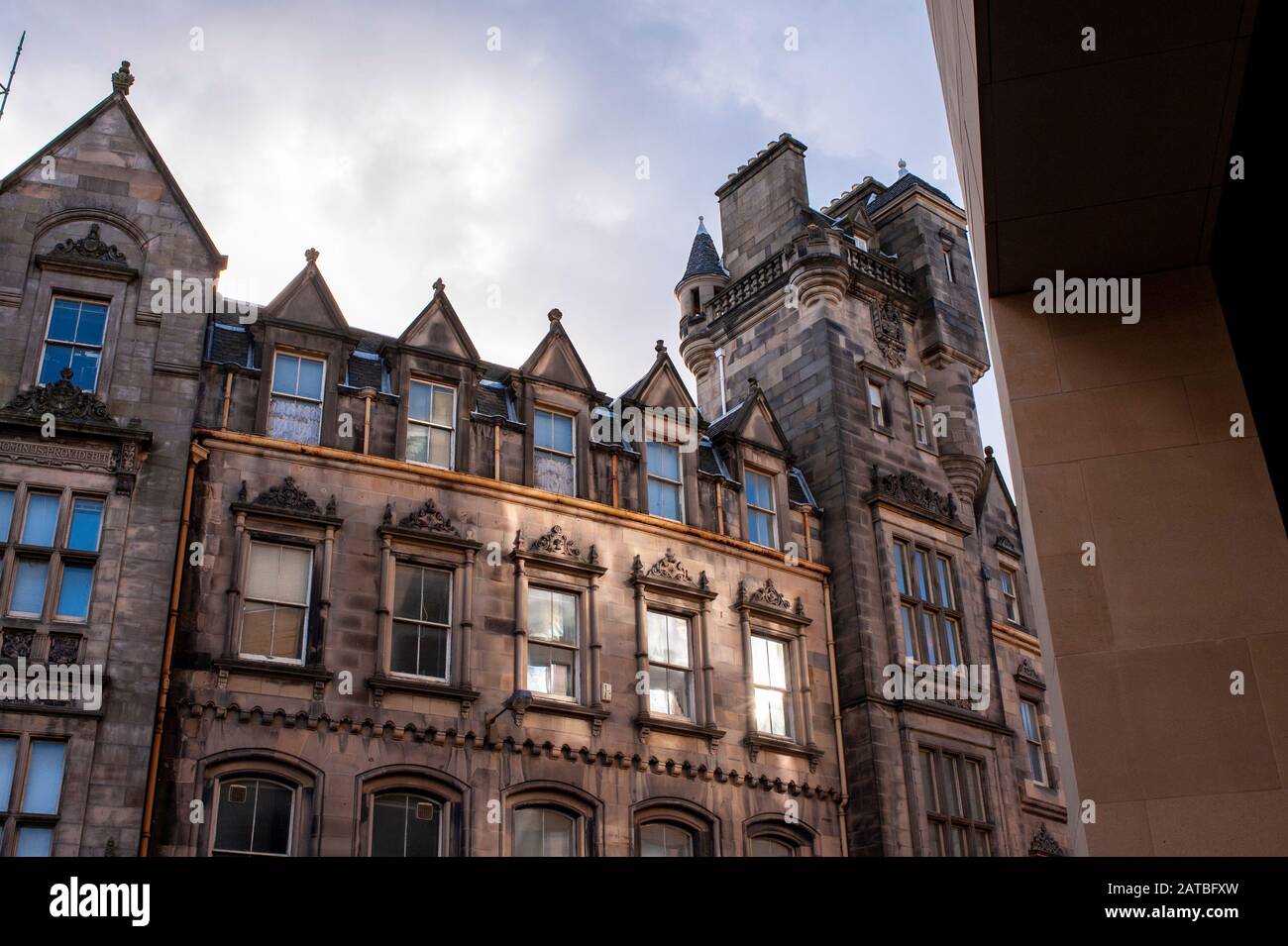 Edificio nell'angolo di Cockburn Street con Royal Mile. Fotografia di viaggio/paesaggio urbano di Edimburgo di Pep Masip. Foto Stock