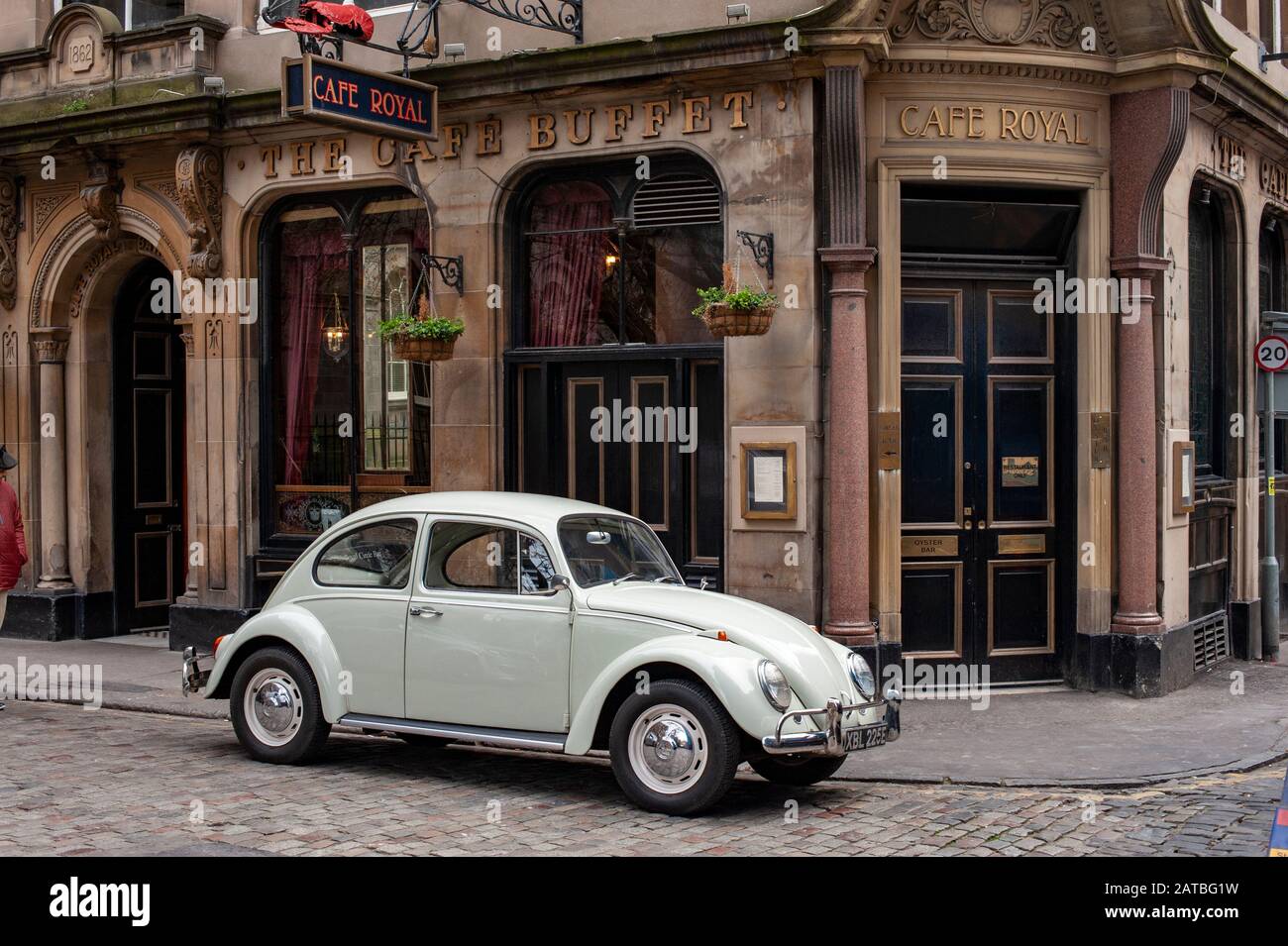 Volkswagen Beetle parcheggiata di fronte al Cafe Royal di Edimburgo. Fotografia di viaggio/paesaggio urbano di Edimburgo di Pep Masip. Foto Stock