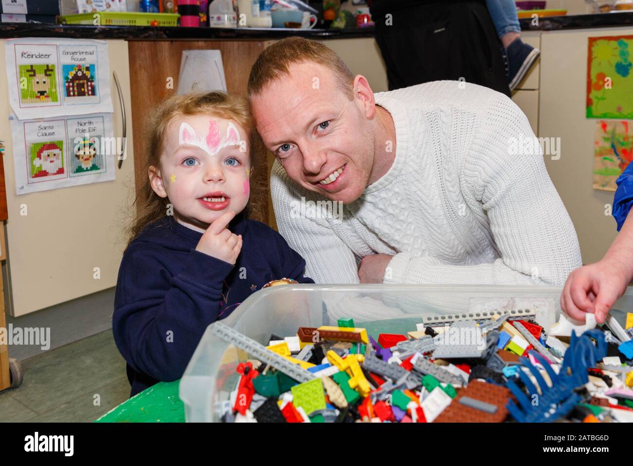 Cork, Irlanda. 1st Feb, 2020. Muin Preschool E Surstar Stage School Family Fun Day, Blackpool, Cork City. Emelia Monaher e suo padre Alan godendosi il lego al giorno di divertimento. MuIN Preschool e Superstar Stage School hanno tenuto oggi una giornata di divertimento per tutta la famiglia alle 13:30 per sottolineare l'importanza di questa grande struttura per rimanere per i bambini della zona di Blackpool. Questo avviene dopo che la pianificazione è stata cercata dal proprietario terriero di demolire l'edificio attuale e sostituirlo con appartamenti che sarebbe una grande perdita per i bambini della zona. Credito: Damian Coleman/Alamy Live News Foto Stock