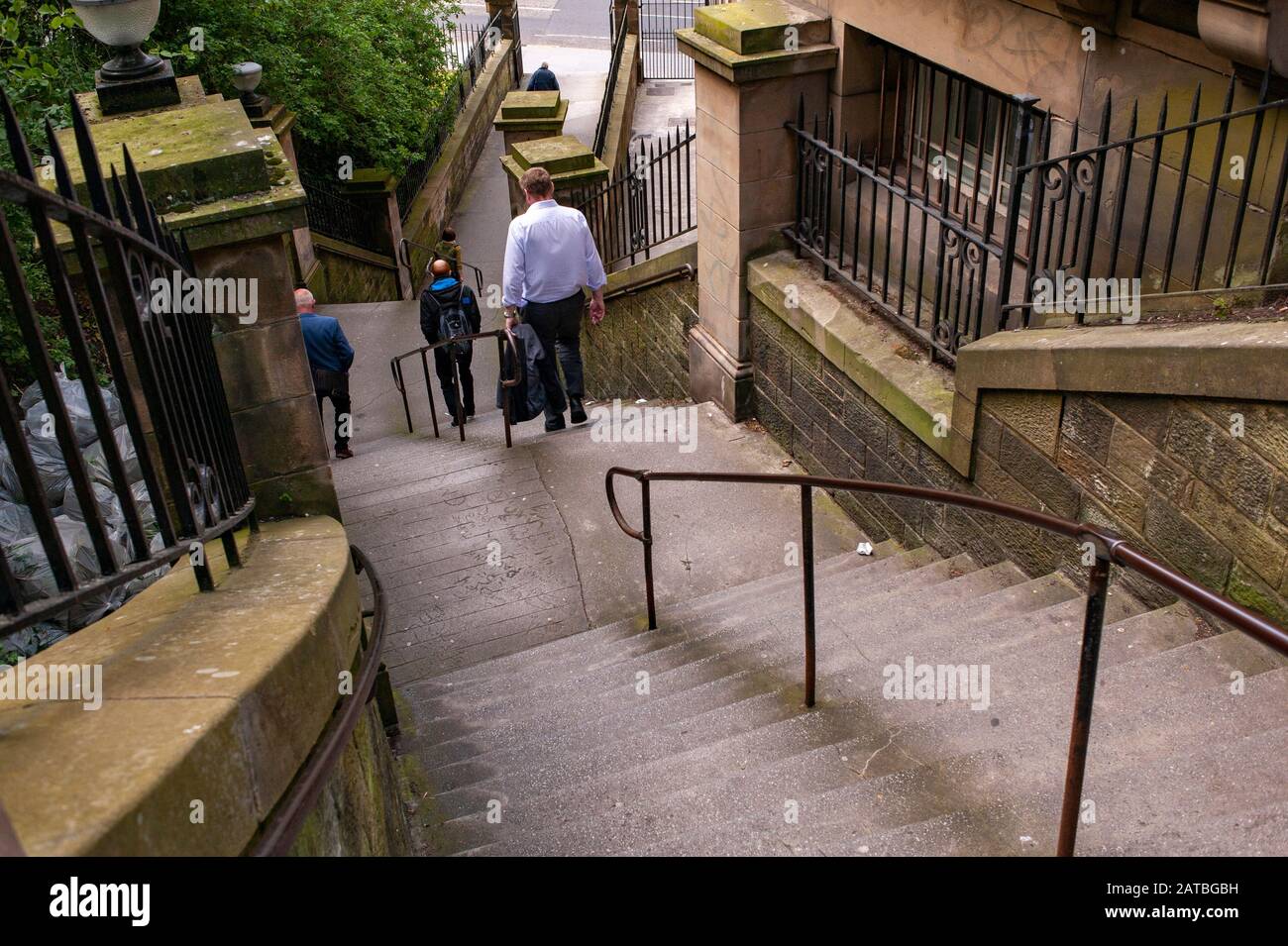 Le notizie passi nella città vecchia di Edimburgo. Fotografia di viaggio/paesaggio urbano di Edimburgo di Pep Masip. Foto Stock