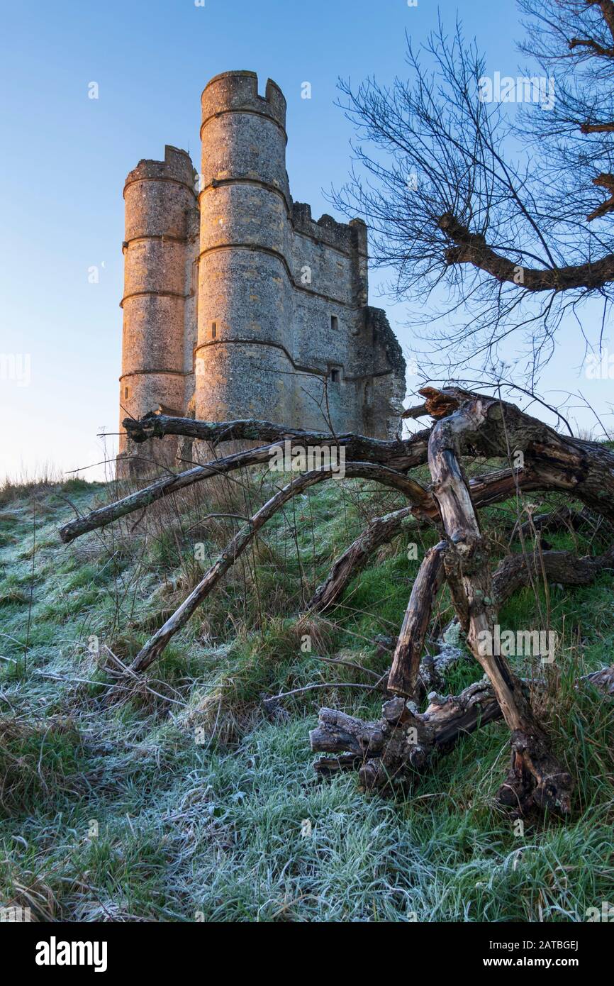 Rovine del castello di Donnington all'alba, la mattina invernale gelida, Newbury, West Berkshire, Inghilterra, Regno Unito, Europa Foto Stock