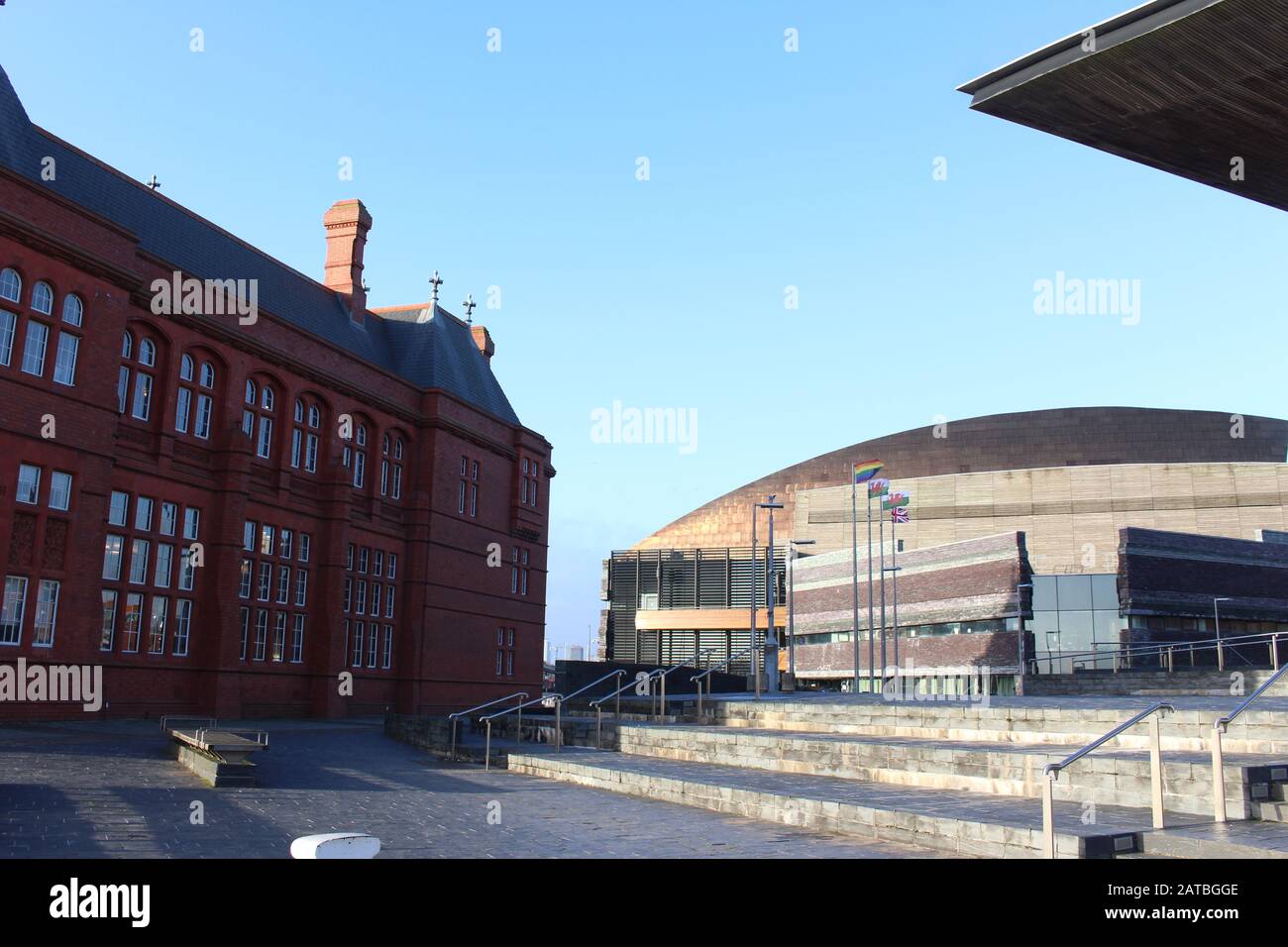 Una fotografia delle bandiere al di fuori dell'Assemblea nazionale per il Galles, Cardiff Bay, Cardiff, UK, il 1st febbraio 2020, il giorno dopo che il Regno Unito ha lasciato l'UE. Foto Stock